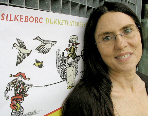 Kunstnerisk leder Ulla Dengsø viser festivalplakaten frem